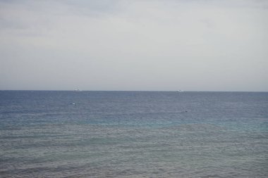 Akabe Körfezi 'ndeki Kızıl Deniz' deki gemiler. Dahab, Güney Sina Valiliği, Mısır 