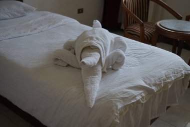 Otel yatağında havlu timsahı. Mısır 'da iç dekorasyon. Dahab, Güney Sina Valiliği, Mısır 