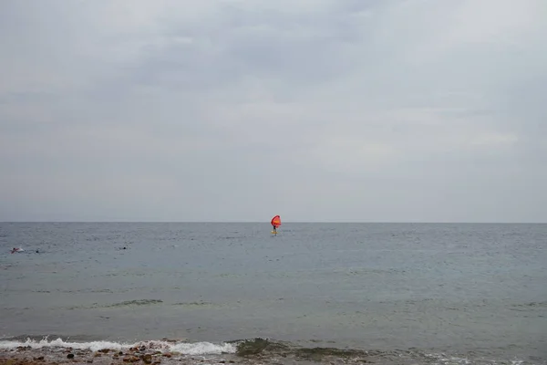 Kızıl Deniz Akabe Körfezi Nde Kırmızı Yelkenli Bir Rüzgar Sörfçüsü — Stok fotoğraf