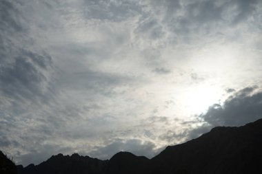 Malakot Dağı vahasındaki turist rotasındaki muhteşem dağ manzarasının üzerinde güneş. Dahab, Güney Sina Valiliği, Mısır 