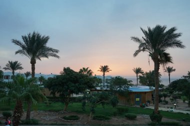 Akabe Körfezi ve Mutlu Yaşam Köyü 'nün üzerinde gün doğumu. Dahab, Güney Sina Valiliği, Mısır 