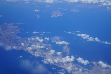 Berlin, Almanya 'dan Sharm El Sheikh, Mısır' a giden bir uçaktan Akdeniz ve adaların manzarası.  