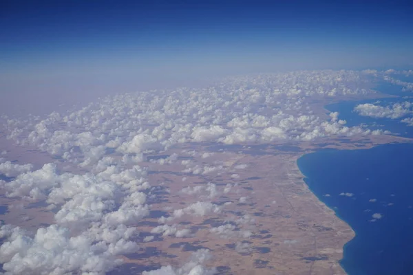 비행기는 상공의 구름을 바라본다 간단히 시나이 반도는 이집트에 아시아에 지역이다 — 스톡 사진