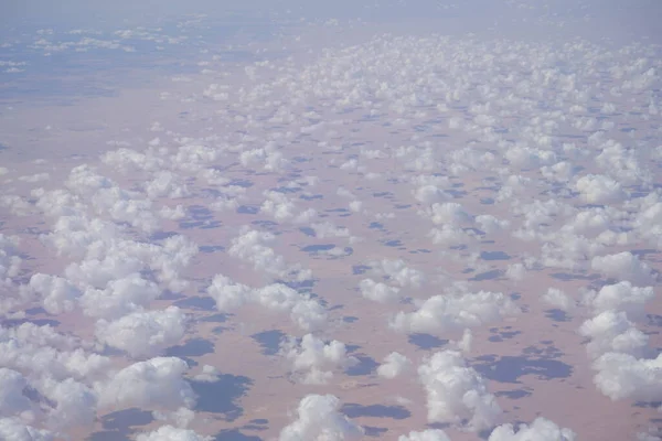 비행기는 상공의 구름을 바라본다 간단히 시나이 반도는 이집트에 아시아에 지역이다 — 스톡 사진