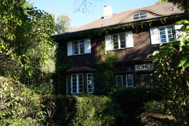 Berlin 'in klasik mimarisi. Ormanın kenarındaki eski ahşap ev. Berlin, Almanya