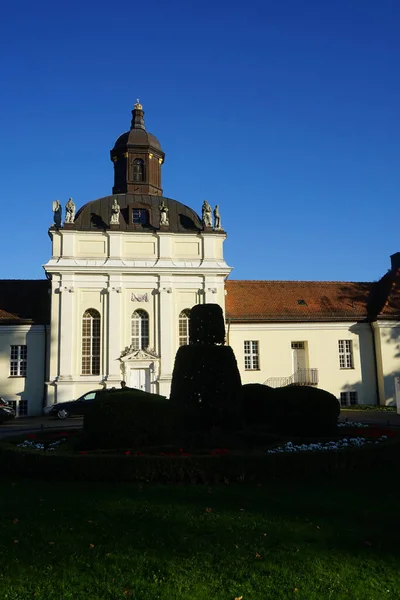 Castelo Parque Com Vegetação Outono Fundo Evangélico Reformada Castelo Igreja — Fotografia de Stock