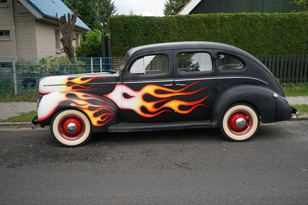 Une Ancienne Ford Luxe Berline Peinte Dans Des Couleurs Flamboyantes — Photo