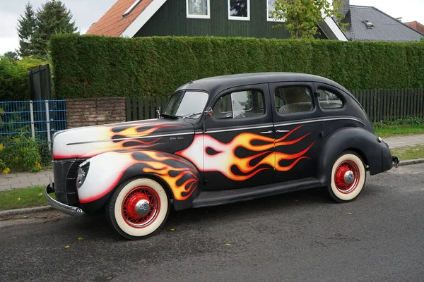 Une Ancienne Ford Luxe Berline Peinte Dans Des Couleurs Flamboyantes — Photo