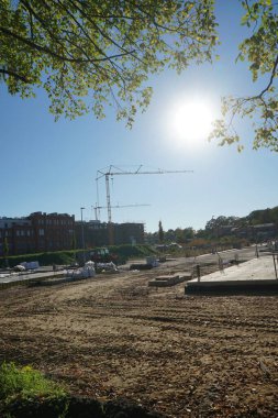 Innovationspark Wuhlheide 'deki bir inşaat sahasının üstündeki güneş. Innovationspark Wuhlheide, Almanya 'nın başkenti Berlin' de yer alan bir ticaret merkezi.