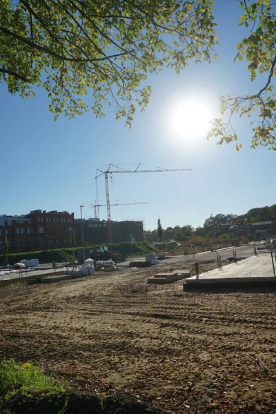 Innovationspark Wuhlheide 'deki bir inşaat sahasının üstündeki güneş. Innovationspark Wuhlheide, Almanya 'nın başkenti Berlin' de yer alan bir ticaret merkezi.