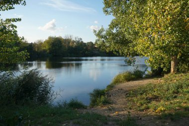 Ekim ayında Wuhlesee Gölü ile muhteşem bir manzara. Marzahn-Hellersdorf, Berlin, Almanya 