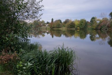 Ekim ayında Wuhlesee Gölü ile muhteşem bir manzara. Marzahn-Hellersdorf, Berlin, Almanya 