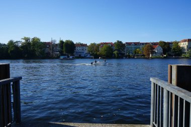 Alt-Koepenick setinden Dahme nehri manzarası. Berlin, Almanya