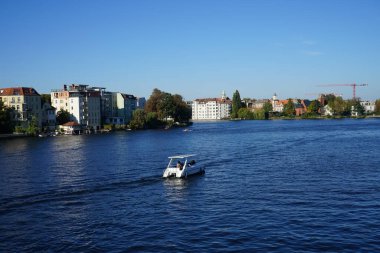 Alt-Koepenick setinden Dahme nehri manzarası. Berlin, Almanya