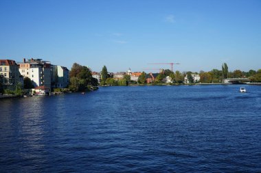 Dahme ve Spree nehirlerinin birleşimi Dammbruecke köprüsüne bakıyor. Berlin, Almanya 