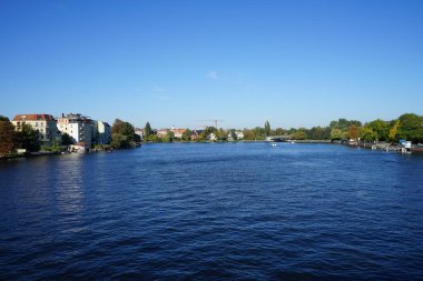 Dahme ve Spree nehirlerinin birleşimi Dammbruecke köprüsüne bakıyor. Berlin, Almanya 
