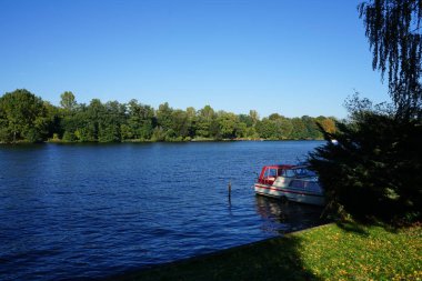 Spree Nehri 'nin setten yeşil kıyılarla çevrili görüntüsü. Berlin, Almanya 