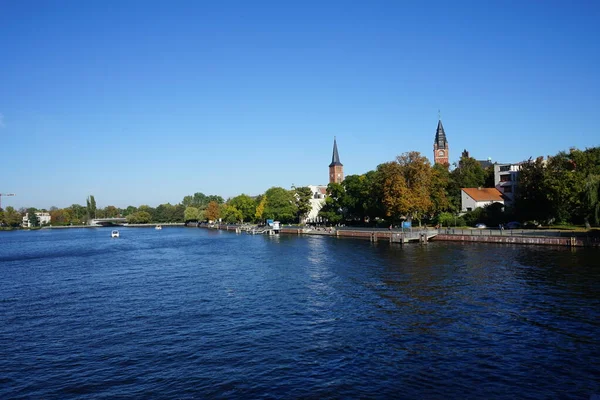 Dahme ve Spree nehirlerinin birleşimi Dammbruecke köprüsüne bakıyor. Berlin, Almanya 