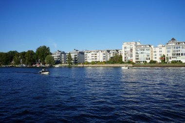 Mentzelpark 'taki setten Spree Nehri' nin ve Berlin 'in mimarisinin manzarası. Berlin, Almanya
