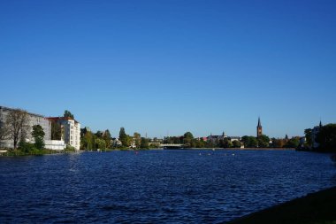 Dahme ve Spree nehirlerinin birleşimi Dammbruecke köprüsüne bakıyor. Berlin, Almanya 