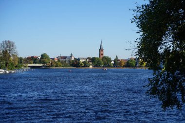 Dahme ve Spree nehirlerinin birleşimi Dammbruecke köprüsüne bakıyor. Berlin, Almanya 