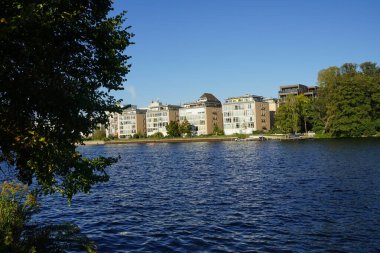 Mentzelpark 'taki setten Spree Nehri' nin ve Berlin 'in mimarisinin manzarası. Berlin, Almanya