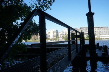 Mentzelpark 'taki nehir kıyısındaki iskele. Berlin, Almanya 