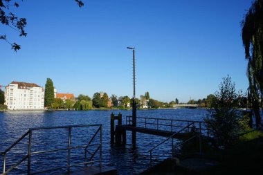 Mentzelpark 'taki nehir kıyısındaki iskele. Berlin, Almanya 