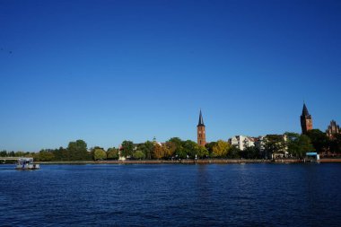 Dahme nehri manzarası ve Koepenick / Luisenhain rıhtımı. Berlin, Almanya