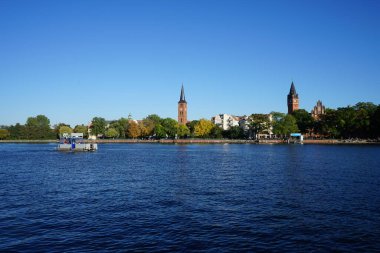 Dahme nehri manzarası ve Koepenick / Luisenhain rıhtımı. Berlin, Almanya