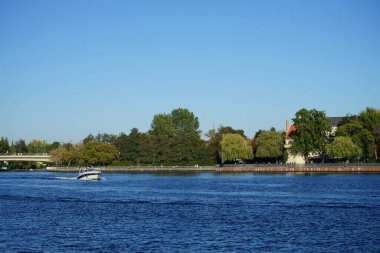 Dahme nehri manzarası ve Koepenick / Luisenhain rıhtımı. Berlin, Almanya