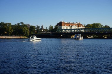 Schloss Koepenick yakınlarındaki Dahme nehri üzerindeki 