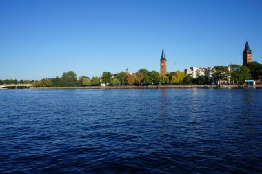 Dahme nehri manzarası ve Koepenick / Luisenhain rıhtımı. Berlin, Almanya