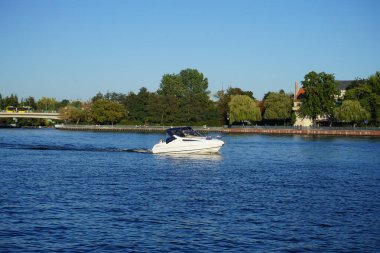 Dahme ve Spree nehirlerinin birleşimi Dammbruecke köprüsüne bakıyor. Berlin, Almanya 