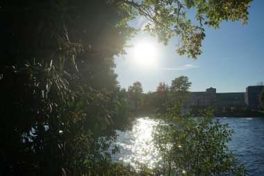 Schlossinsel adasından Dahme nehrinin üzerindeki gün batımını izliyoruz. 12557 Berlin, Almanya