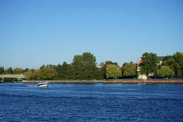 Dahme nehri manzarası ve Koepenick / Luisenhain rıhtımı. Berlin, Almanya