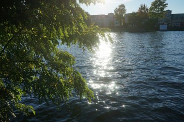 Schlossinsel adasından Dahme nehrinin üzerindeki gün batımını izliyoruz. 12557 Berlin, Almanya