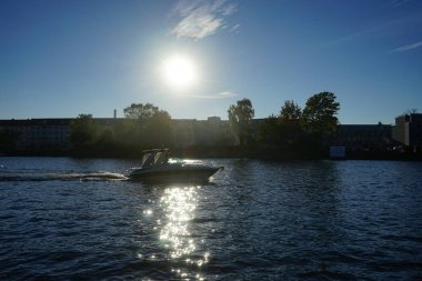 Schlossinsel adasından Dahme nehrinin üzerindeki gün batımını izliyoruz. 12557 Berlin, Almanya