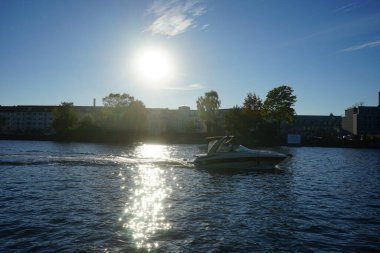 Schlossinsel adasından Dahme nehrinin üzerindeki gün batımını izliyoruz. 12557 Berlin, Almanya 