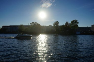 Schlossinsel adasından Dahme nehrinin üzerindeki gün batımını izliyoruz. 12557 Berlin, Almanya 