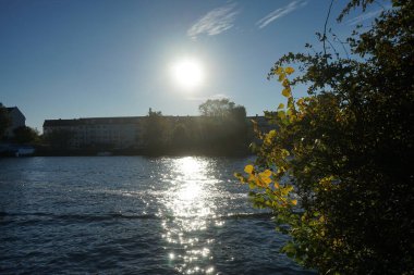Schlossinsel adasından Dahme nehrinin üzerindeki gün batımını izliyoruz. 12557 Berlin, Almanya 
