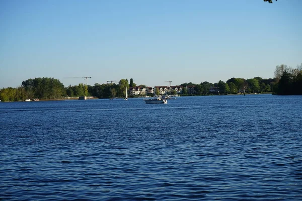 Schlossinsel Adası 'ndan Dahme Nehri manzarası. 12557 Berlin, Almanya