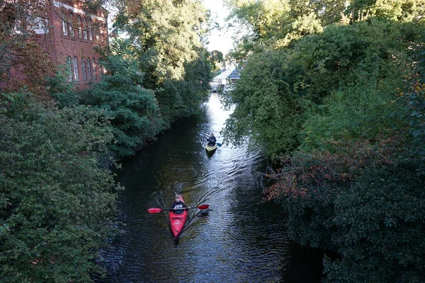 Schlossgraben 'de iki kano denize açılıyor. Baidarka ya da Aleutian kanosu sert bir uzay çerçevesi üzerinde yumuşak deriden oluşan bir su gemisidir. Berlin, Almanya 