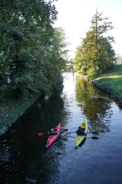 Schlossgraben 'de iki kano denize açılıyor. Baidarka ya da Aleutian kanosu sert bir uzay çerçevesi üzerinde yumuşak deriden oluşan bir su gemisidir. Berlin, Almanya 