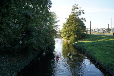 Schlossgraben 'de iki kano denize açılıyor. Baidarka ya da Aleutian kanosu sert bir uzay çerçevesi üzerinde yumuşak deriden oluşan bir su gemisidir. Berlin, Almanya 