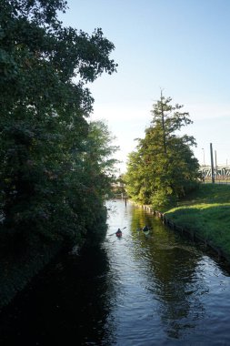Schlossgraben 'de iki kano denize açılıyor. Baidarka ya da Aleutian kanosu sert bir uzay çerçevesi üzerinde yumuşak deriden oluşan bir su gemisidir. Berlin, Almanya 