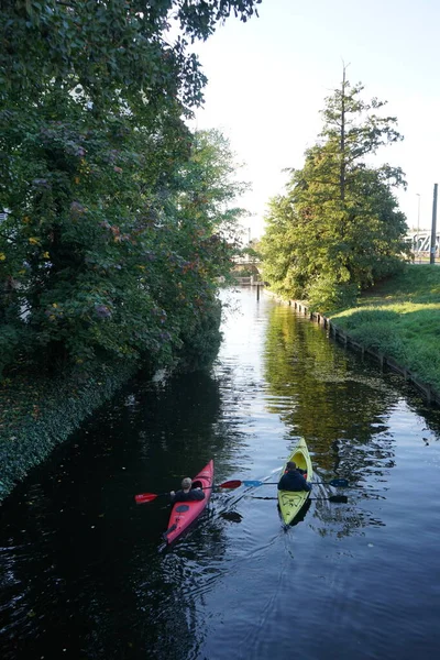 Schlossgraben 'de iki kano denize açılıyor. Baidarka ya da Aleutian kanosu sert bir uzay çerçevesi üzerinde yumuşak deriden oluşan bir su gemisidir. Berlin, Almanya 