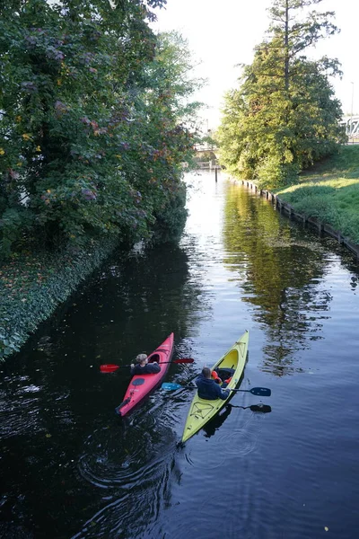 Schlossgraben 'de iki kano denize açılıyor. Baidarka ya da Aleutian kanosu sert bir uzay çerçevesi üzerinde yumuşak deriden oluşan bir su gemisidir. Berlin, Almanya 