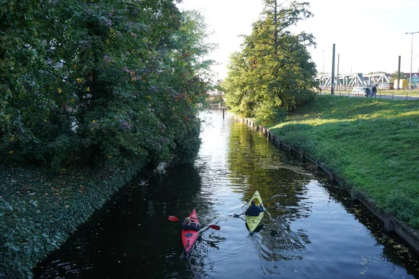 Schlossgraben 'de iki kano denize açılıyor. Baidarka ya da Aleutian kanosu sert bir uzay çerçevesi üzerinde yumuşak deriden oluşan bir su gemisidir. Berlin, Almanya 
