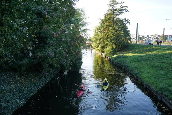 Schlossgraben 'de iki kano denize açılıyor. Baidarka ya da Aleutian kanosu sert bir uzay çerçevesi üzerinde yumuşak deriden oluşan bir su gemisidir. Berlin, Almanya 